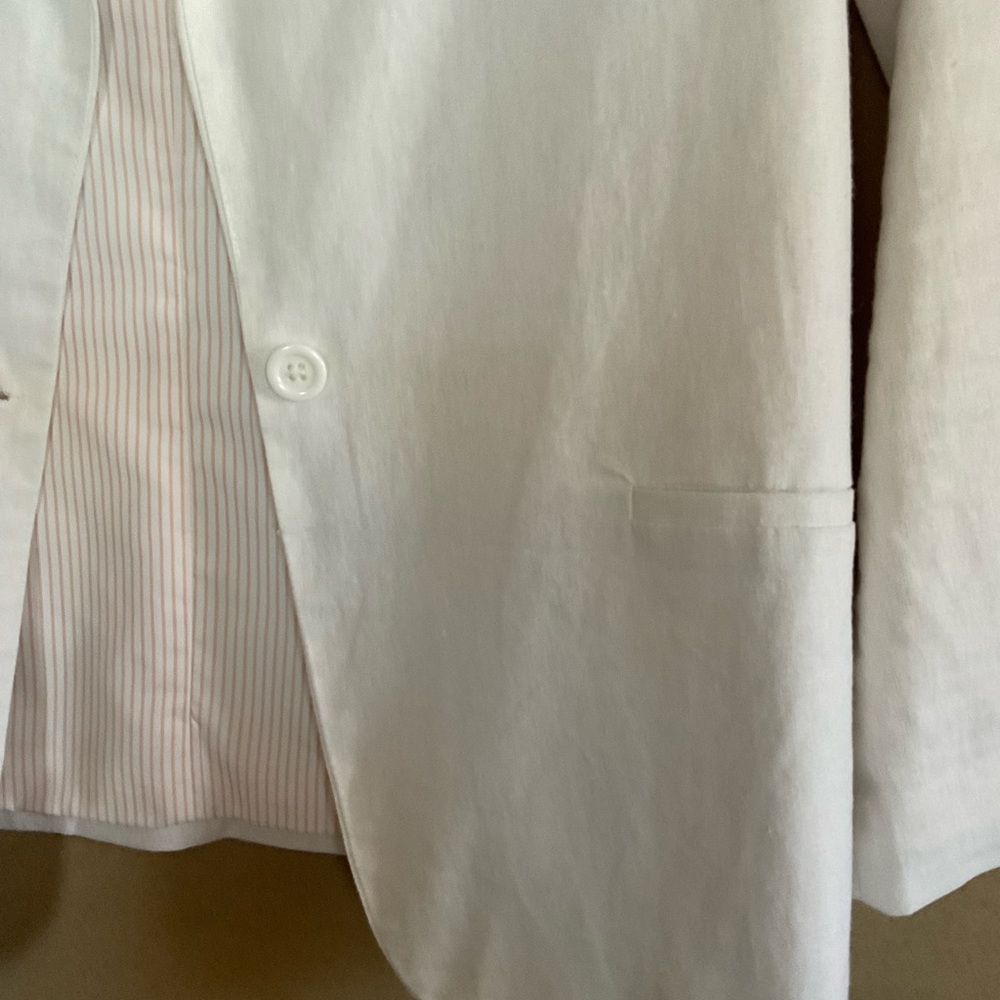 Larry Levine linen blend White Blazer. Size 10 - Picture 2 of 8